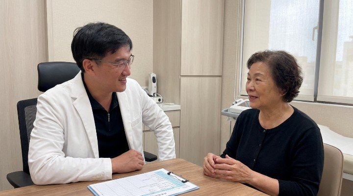 專業醫師操作儀器進行冷凍溶脂過程 患者在診間放鬆體驗冷凍溶脂過程 術後局部按摩強化冷凍溶脂過程效果