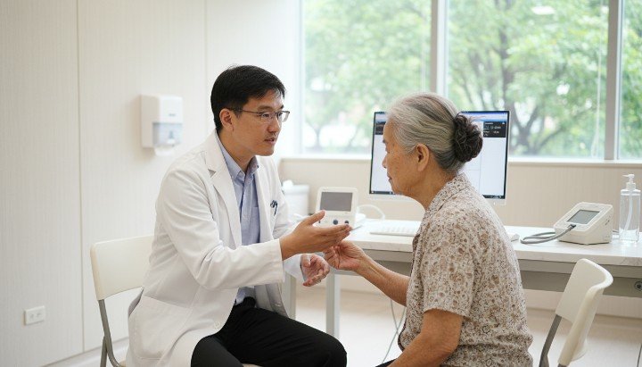 醫師於診間為患者講解水飛梭化妝的時機與禁忌 患者在完成海菲秀療程後進行水飛梭化妝展現服貼妝感 特寫展示毛孔清潔後進行水飛梭化妝的細緻皮膚紋理