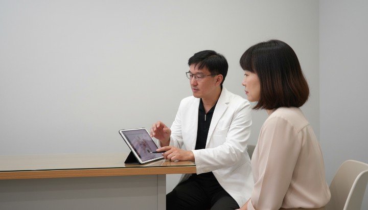 專業皮膚科醫師正在講解外用A酸效果 顯微鏡下的皮膚屏障與外用A酸作用 使用溫和保濕乳液搭配外用A酸保養 臉部泛紅脫皮時正確的外用A酸用量