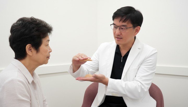 專業醫師細心施作消除眼袋玻尿酸 眼周填充治療對比消除眼袋玻尿酸 診所環境展示與消除眼袋玻尿酸療程 透過微整形技術達到消除眼袋玻尿酸